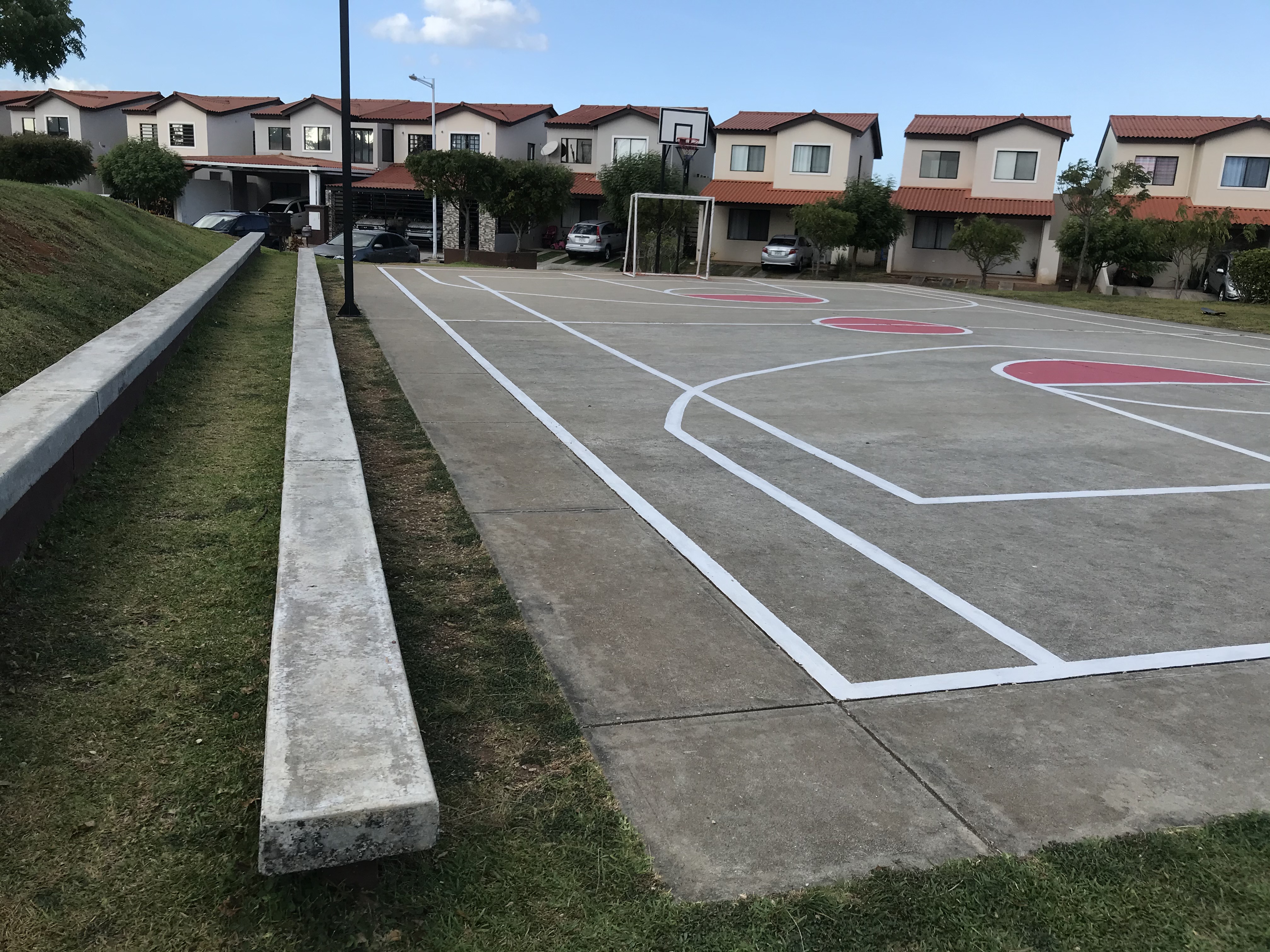 Cancha multiuso cercada