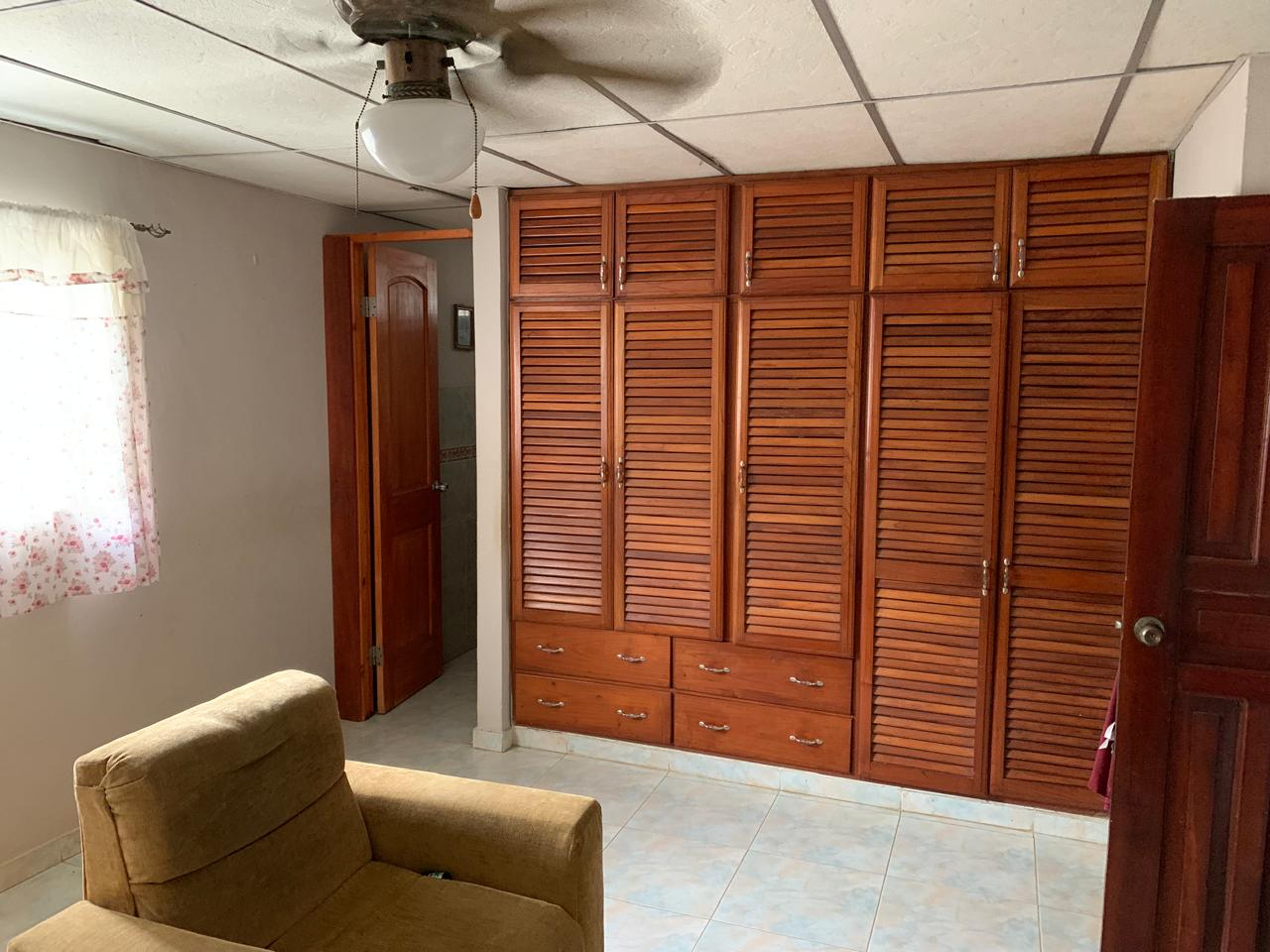 Walking closet de la casa en venta en Las Lomas